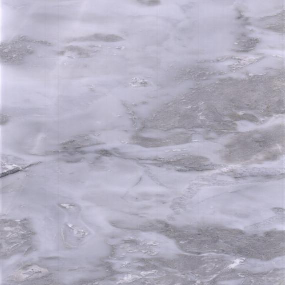 Azulejos de mármore com veios brancos acinzentados