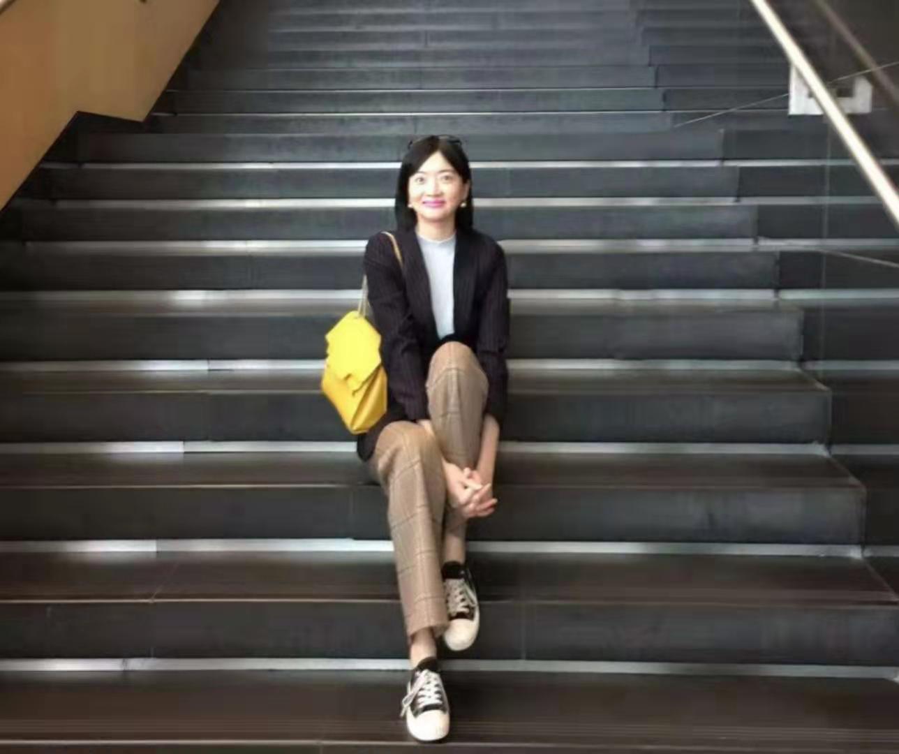 Uma biblioteca feita de granito